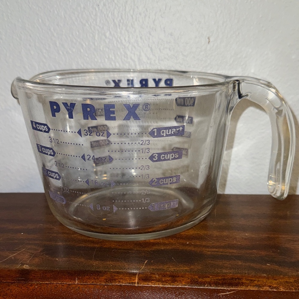 PYREX Glass 4 Cup/1 Quart Measuring Cup Blue Markings Open Handlr